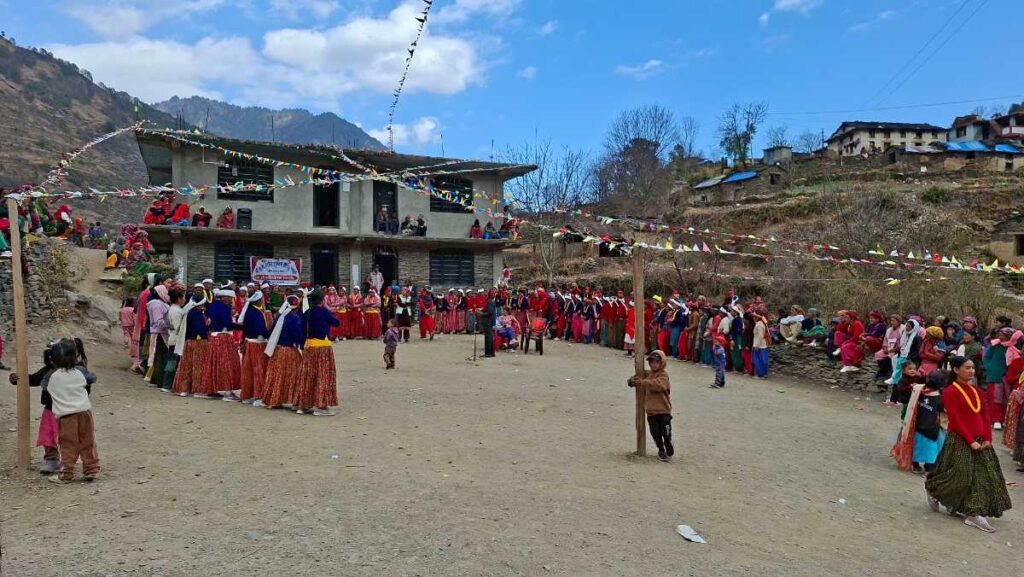 श्री सुर्मा सरोवर ईंग्लिश बोर्डिङ स्कुलको १४ औं वार्षिकोत्सव कार्यक्रममा देउडा तथा सांस्कृतिक प्रस्तुति